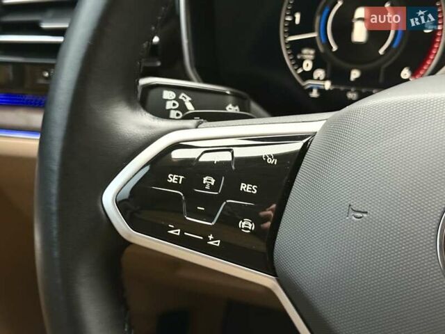 Серый Фольксваген Туарег, объемом двигателя 2.97 л и пробегом 79 тыс. км за 57900 $, фото 38 на Automoto.ua