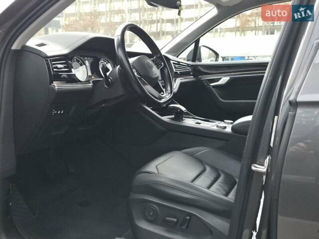 Серый Фольксваген Туарег, объемом двигателя 3 л и пробегом 120 тыс. км за 50300 $, фото 7 на Automoto.ua