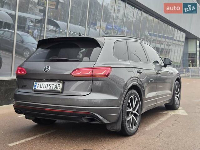 Серый Фольксваген Туарег, объемом двигателя 4 л и пробегом 196 тыс. км за 75900 $, фото 3 на Automoto.ua