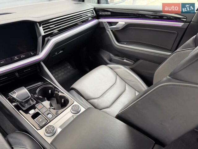 Серый Фольксваген Туарег, объемом двигателя 2.97 л и пробегом 160 тыс. км за 53700 $, фото 26 на Automoto.ua