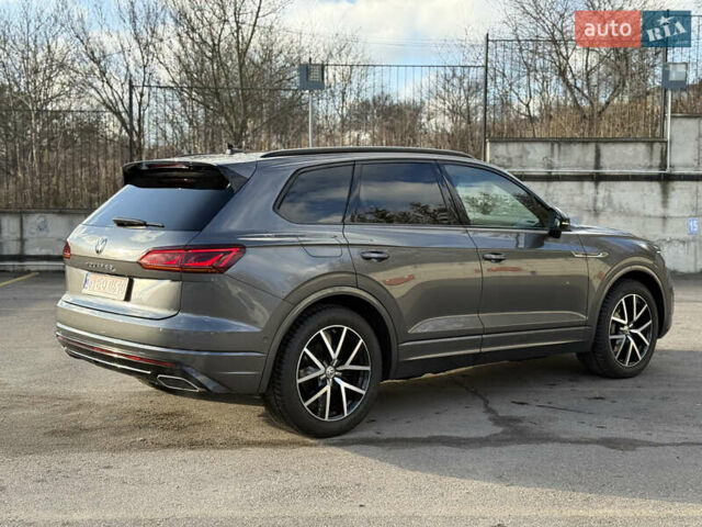 Сірий Фольксваген Туарег, об'ємом двигуна 3 л та пробігом 175 тис. км за 53999 $, фото 20 на Automoto.ua