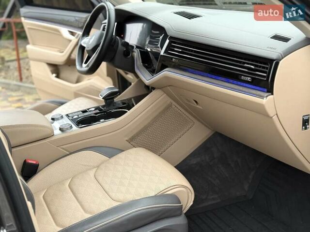 Серый Фольксваген Туарег, объемом двигателя 2.97 л и пробегом 79 тыс. км за 57900 $, фото 30 на Automoto.ua