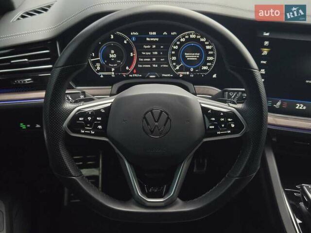 Серый Фольксваген Туарег, объемом двигателя 4 л и пробегом 196 тыс. км за 75900 $, фото 22 на Automoto.ua