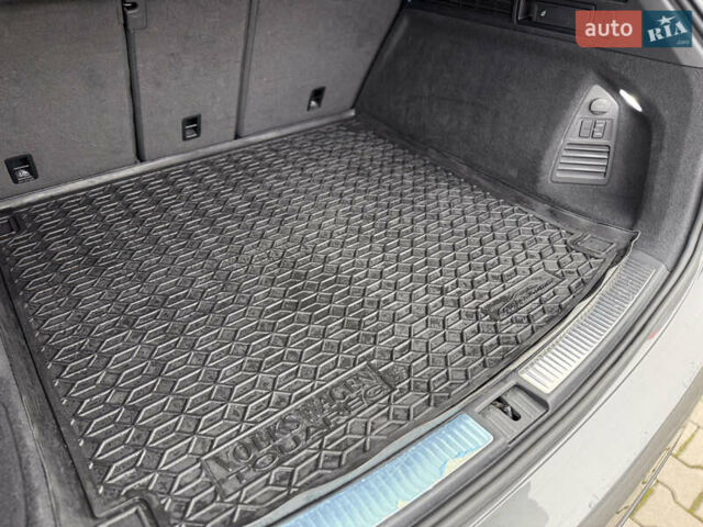 Серый Фольксваген Туарег, объемом двигателя 2.97 л и пробегом 160 тыс. км за 53700 $, фото 56 на Automoto.ua