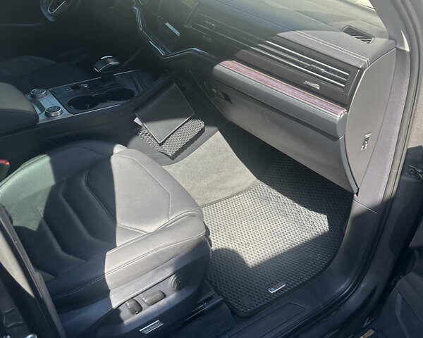 Серый Фольксваген Туарег, объемом двигателя 3 л и пробегом 75 тыс. км за 47000 $, фото 3 на Automoto.ua