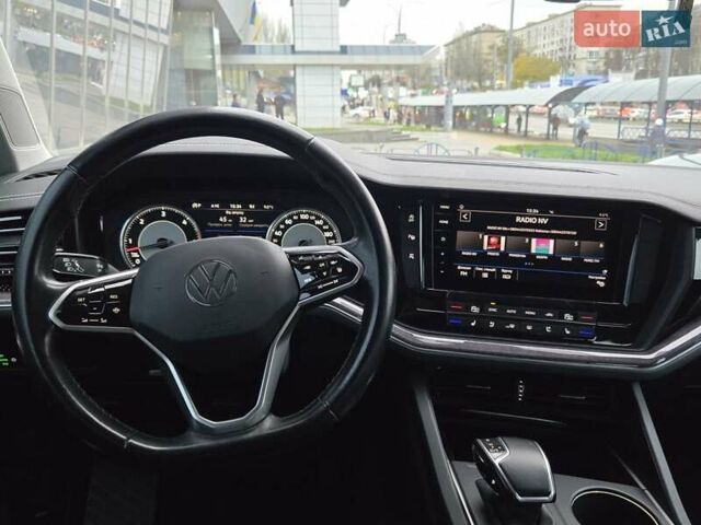 Серый Фольксваген Туарег, объемом двигателя 3 л и пробегом 120 тыс. км за 50300 $, фото 21 на Automoto.ua