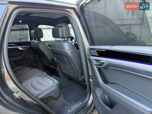 Сірий Фольксваген Туарег, об'ємом двигуна 3 л та пробігом 175 тис. км за 53999 $, фото 53 на Automoto.ua