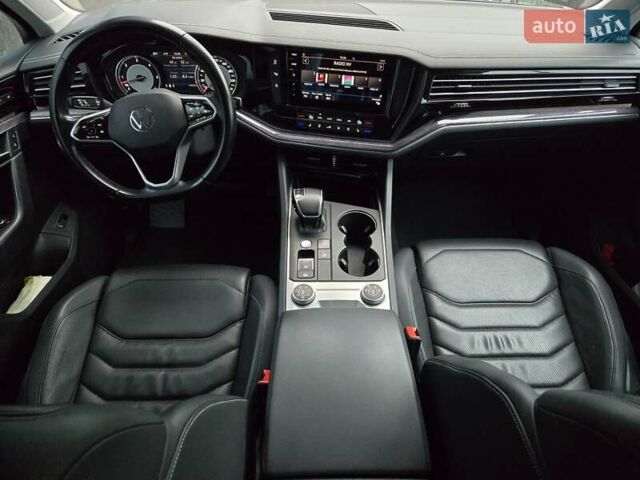 Серый Фольксваген Туарег, объемом двигателя 3 л и пробегом 120 тыс. км за 50300 $, фото 20 на Automoto.ua