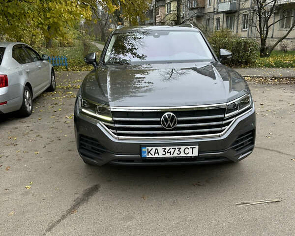 Серый Фольксваген Туарег, объемом двигателя 3 л и пробегом 129 тыс. км за 45500 $, фото 3 на Automoto.ua