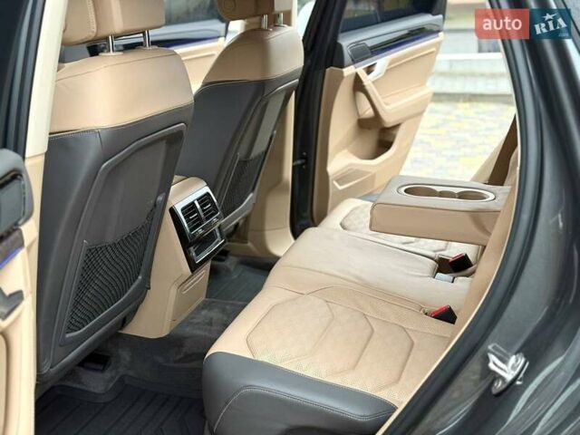 Серый Фольксваген Туарег, объемом двигателя 2.97 л и пробегом 97 тыс. км за 58700 $, фото 31 на Automoto.ua