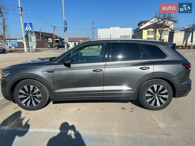 Сірий Фольксваген Туарег, об'ємом двигуна 3 л та пробігом 17 тис. км за 70164 $, фото 6 на Automoto.ua