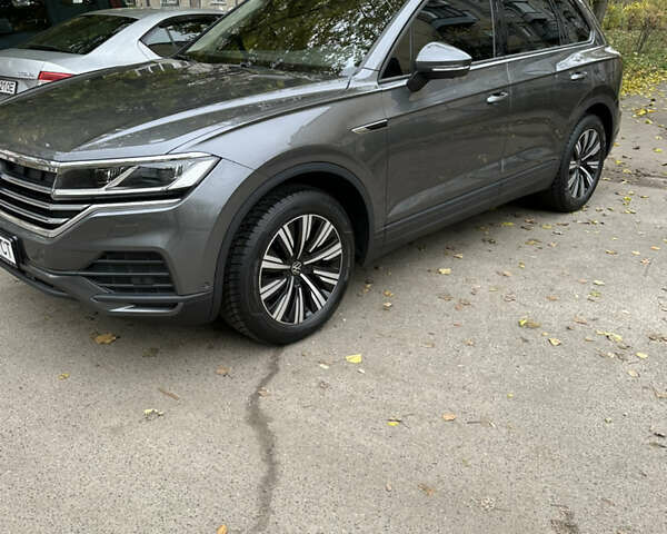 Серый Фольксваген Туарег, объемом двигателя 3 л и пробегом 129 тыс. км за 45500 $, фото 15 на Automoto.ua