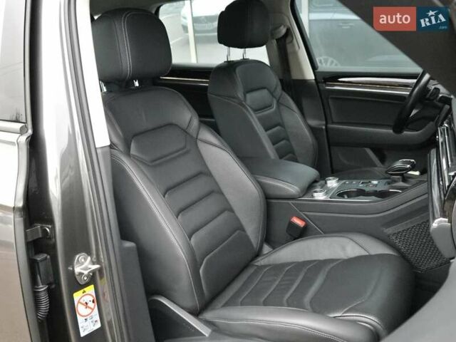 Серый Фольксваген Туарег, объемом двигателя 3 л и пробегом 120 тыс. км за 50300 $, фото 10 на Automoto.ua