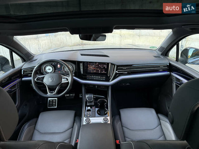 Серый Фольксваген Туарег, объемом двигателя 3 л и пробегом 175 тыс. км за 53999 $, фото 52 на Automoto.ua