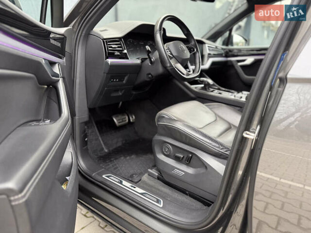 Серый Фольксваген Туарег, объемом двигателя 2.97 л и пробегом 160 тыс. км за 53700 $, фото 17 на Automoto.ua