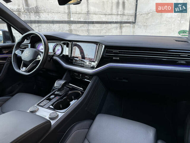 Серый Фольксваген Туарег, объемом двигателя 3 л и пробегом 175 тыс. км за 53999 $, фото 47 на Automoto.ua