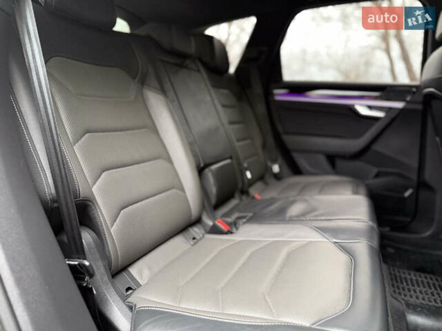 Серый Фольксваген Туарег, объемом двигателя 2.97 л и пробегом 160 тыс. км за 53700 $, фото 34 на Automoto.ua