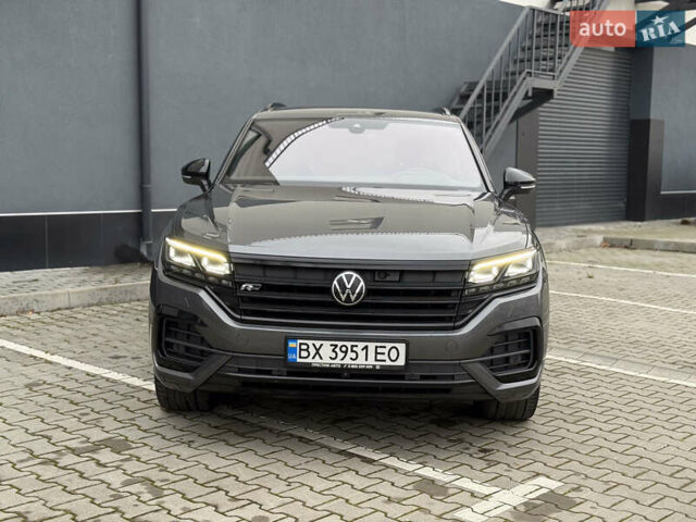 Серый Фольксваген Туарег, объемом двигателя 2.97 л и пробегом 160 тыс. км за 53700 $, фото 60 на Automoto.ua