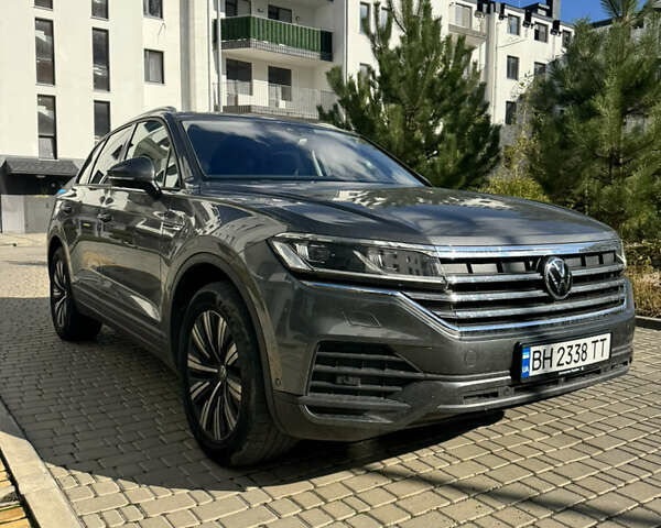 Сірий Фольксваген Туарег, об'ємом двигуна 2.97 л та пробігом 111 тис. км за 56000 $, фото 1 на Automoto.ua
