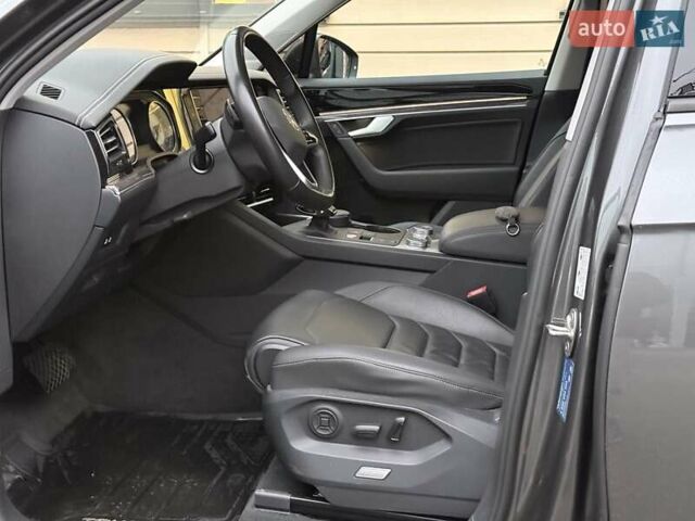 Серый Фольксваген Туарег, объемом двигателя 3 л и пробегом 41 тыс. км за 46900 $, фото 25 на Automoto.ua