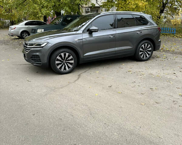 Серый Фольксваген Туарег, объемом двигателя 3 л и пробегом 129 тыс. км за 45500 $, фото 7 на Automoto.ua