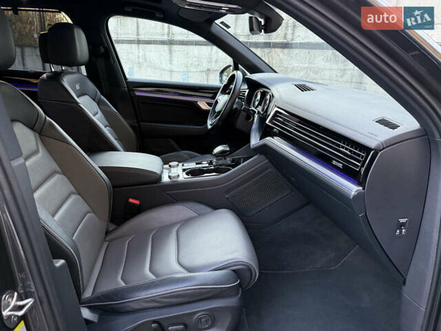 Сірий Фольксваген Туарег, об'ємом двигуна 3 л та пробігом 175 тис. км за 53999 $, фото 39 на Automoto.ua