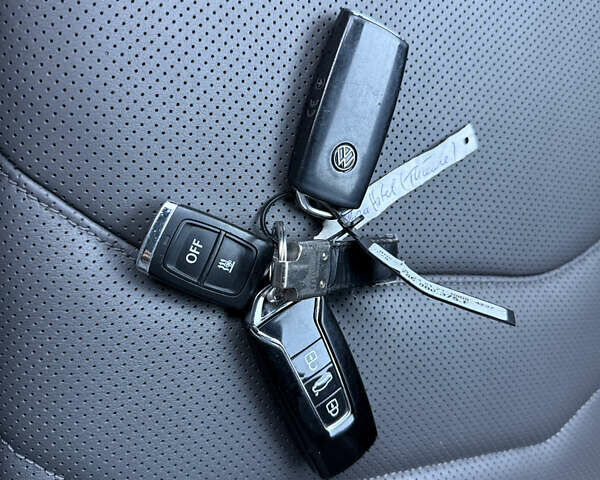 Сірий Фольксваген Туарег, об'ємом двигуна 3 л та пробігом 175 тис. км за 53999 $, фото 93 на Automoto.ua