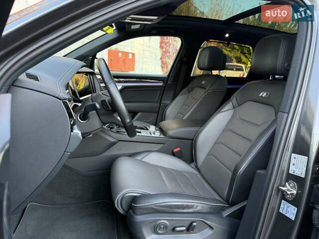 Серый Фольксваген Туарег, объемом двигателя 3 л и пробегом 175 тыс. км за 53999 $, фото 72 на Automoto.ua