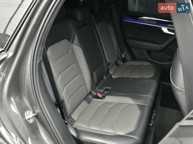 Серый Фольксваген Туарег, объемом двигателя 4 л и пробегом 196 тыс. км за 75900 $, фото 14 на Automoto.ua