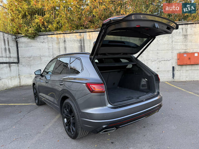 Серый Фольксваген Туарег, объемом двигателя 3 л и пробегом 175 тыс. км за 53999 $, фото 62 на Automoto.ua