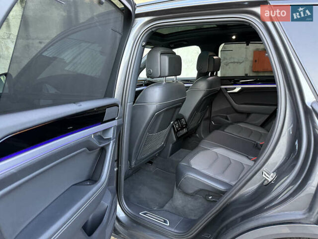 Серый Фольксваген Туарег, объемом двигателя 3 л и пробегом 175 тыс. км за 53999 $, фото 64 на Automoto.ua