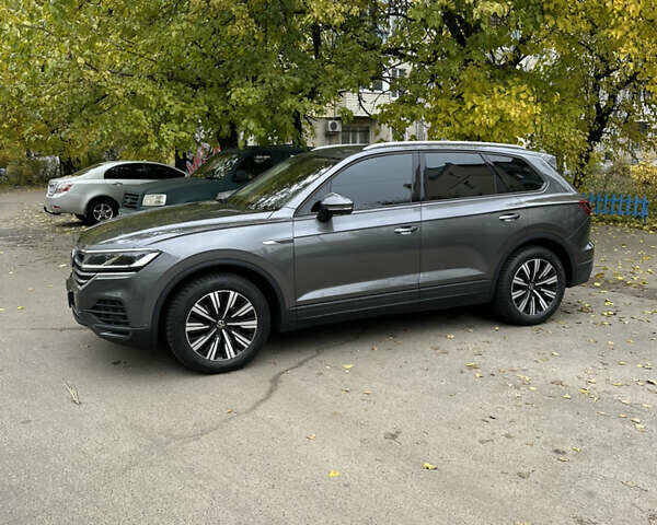 Серый Фольксваген Туарег, объемом двигателя 3 л и пробегом 129 тыс. км за 45500 $, фото 1 на Automoto.ua