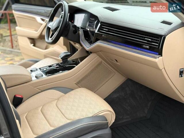 Серый Фольксваген Туарег, объемом двигателя 2.97 л и пробегом 97 тыс. км за 58700 $, фото 32 на Automoto.ua