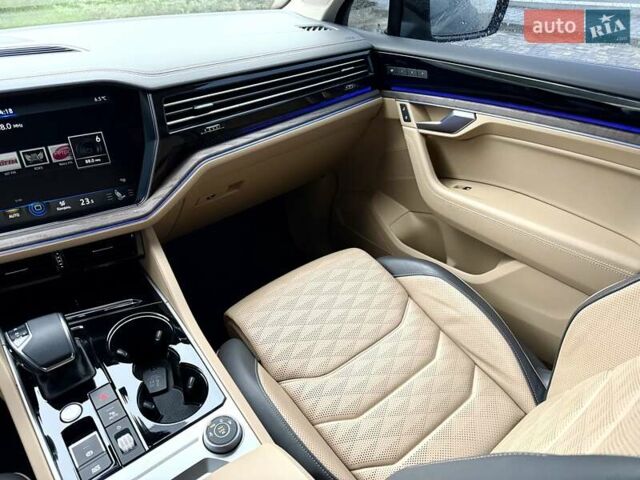 Серый Фольксваген Туарег, объемом двигателя 2.97 л и пробегом 79 тыс. км за 57900 $, фото 43 на Automoto.ua