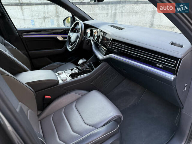 Сірий Фольксваген Туарег, об'ємом двигуна 3 л та пробігом 175 тис. км за 53999 $, фото 41 на Automoto.ua