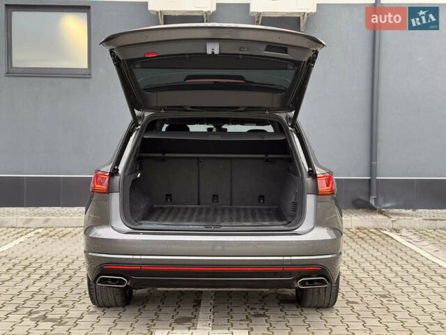 Серый Фольксваген Туарег, объемом двигателя 2.97 л и пробегом 160 тыс. км за 53700 $, фото 53 на Automoto.ua