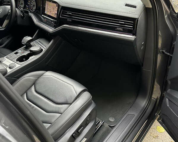 Серый Фольксваген Туарег, объемом двигателя 3 л и пробегом 129 тыс. км за 45500 $, фото 17 на Automoto.ua