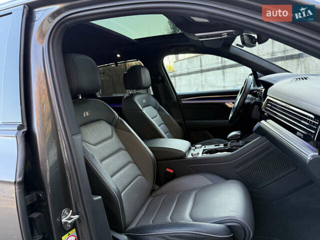 Серый Фольксваген Туарег, объемом двигателя 3 л и пробегом 175 тыс. км за 53999 $, фото 40 на Automoto.ua