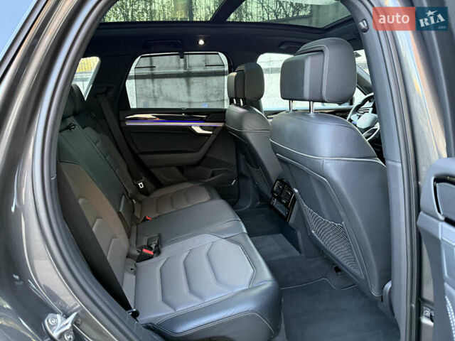 Сірий Фольксваген Туарег, об'ємом двигуна 3 л та пробігом 175 тис. км за 53999 $, фото 52 на Automoto.ua
