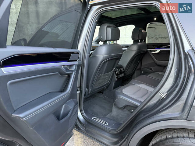 Сірий Фольксваген Туарег, об'ємом двигуна 3 л та пробігом 175 тис. км за 53999 $, фото 71 на Automoto.ua