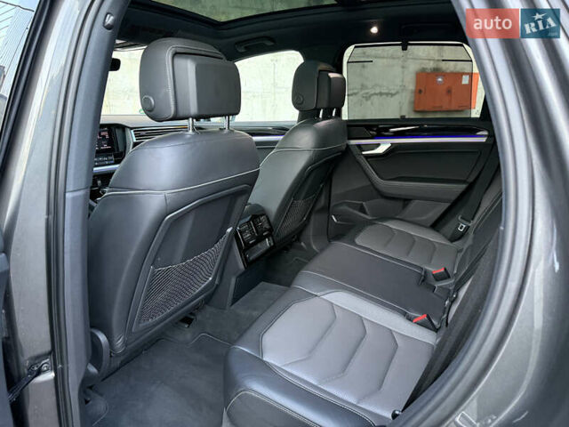 Серый Фольксваген Туарег, объемом двигателя 3 л и пробегом 175 тыс. км за 53999 $, фото 66 на Automoto.ua