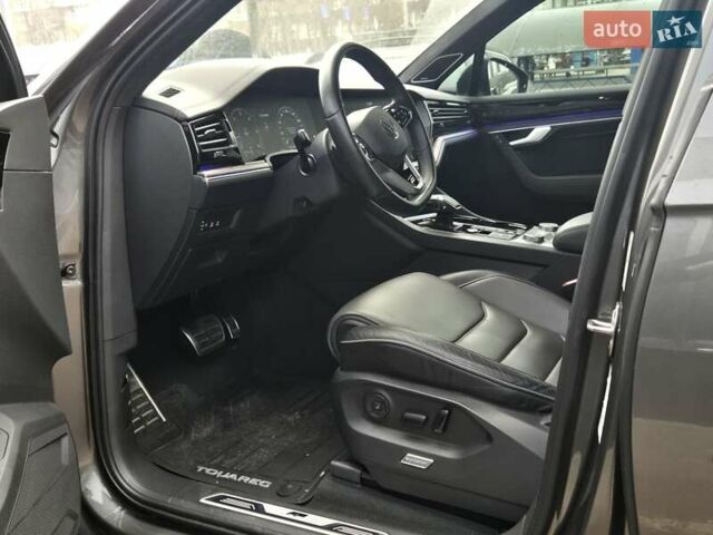 Серый Фольксваген Туарег, объемом двигателя 4 л и пробегом 196 тыс. км за 75900 $, фото 7 на Automoto.ua