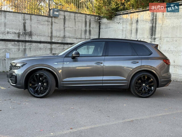 Серый Фольксваген Туарег, объемом двигателя 3 л и пробегом 175 тыс. км за 53999 $, фото 21 на Automoto.ua