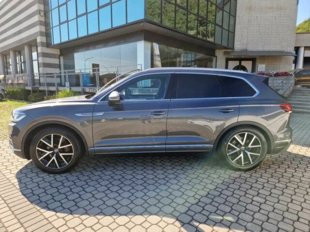 Серый Фольксваген Туарег, объемом двигателя 3 л и пробегом 19 тыс. км за 31000 $, фото 2 на Automoto.ua