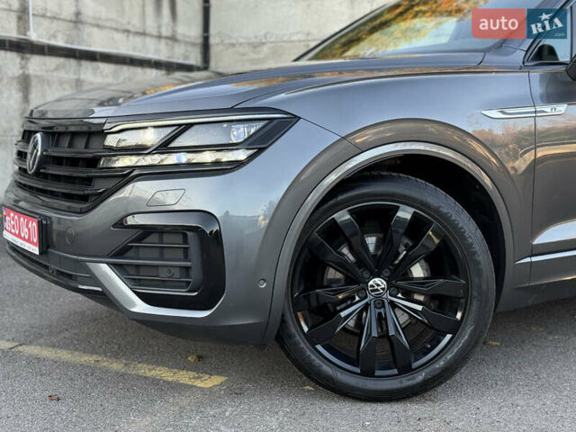 Серый Фольксваген Туарег, объемом двигателя 3 л и пробегом 175 тыс. км за 53999 $, фото 5 на Automoto.ua