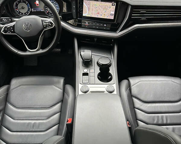 Серый Фольксваген Туарег, объемом двигателя 3 л и пробегом 129 тыс. км за 45500 $, фото 21 на Automoto.ua