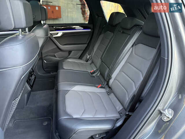 Серый Фольксваген Туарег, объемом двигателя 3 л и пробегом 175 тыс. км за 53999 $, фото 68 на Automoto.ua