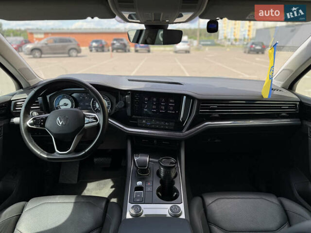 Серый Фольксваген Туарег, объемом двигателя 2.97 л и пробегом 159 тыс. км за 55000 $, фото 9 на Automoto.ua