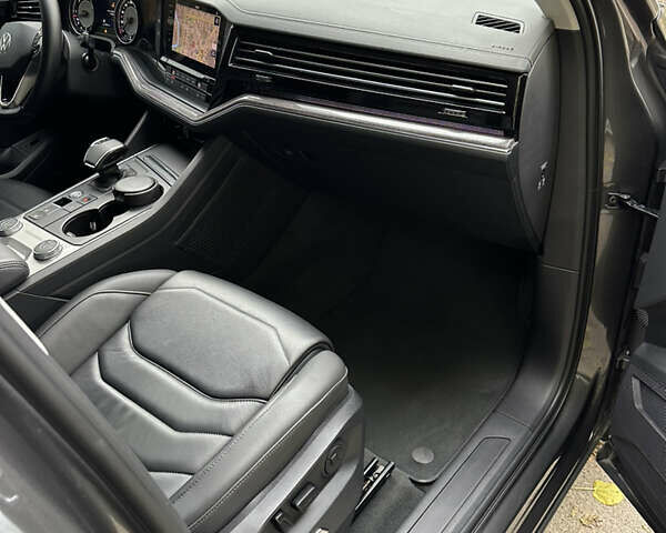 Серый Фольксваген Туарег, объемом двигателя 3 л и пробегом 129 тыс. км за 45500 $, фото 18 на Automoto.ua