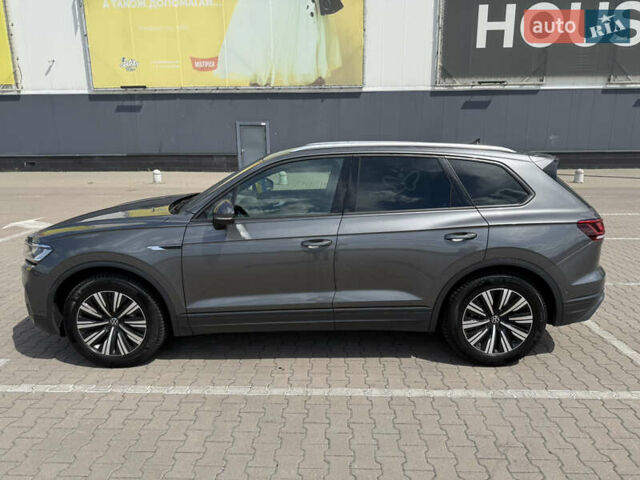 Серый Фольксваген Туарег, объемом двигателя 2.97 л и пробегом 159 тыс. км за 55000 $, фото 2 на Automoto.ua